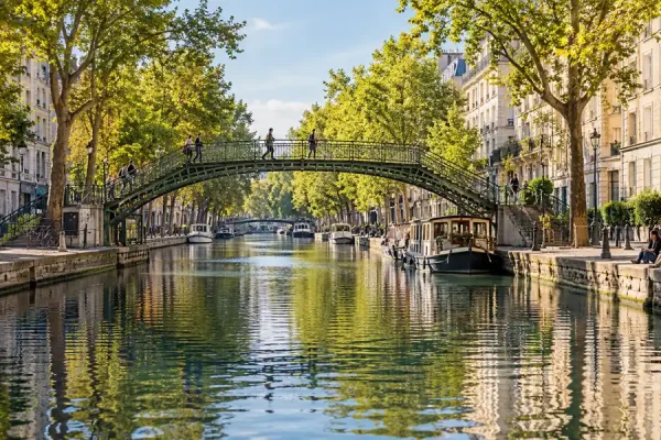 Canal urbain et passerelle dans une ambiance parisienne — illustration