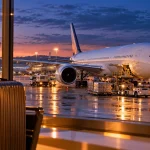 Avion sur un aéroport au lever du jour