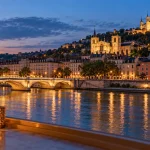 Ambiance lumineuse nocturne à Lyon